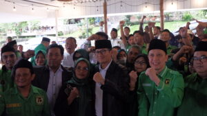 Sandiaga Uno berfoto bersama Bendahara Umum DPP PPP Arya Permana beserta para kader PPP Kabupaten Kuningan, Selasa (28/2/2023). (Foto: M. al Hafidz/Rekamjabar.com)