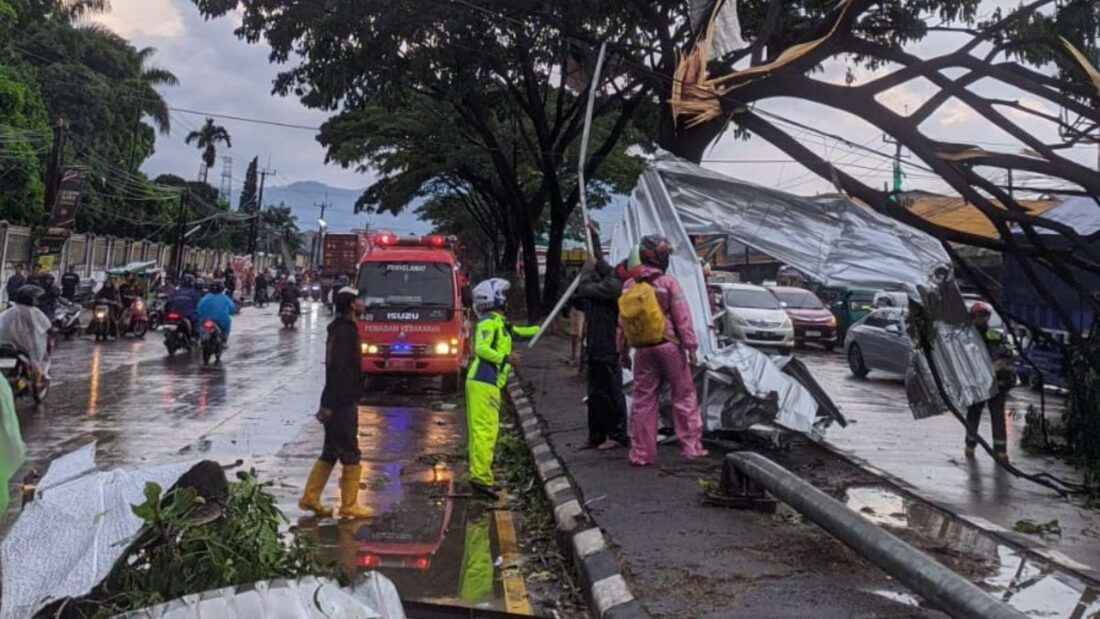 Tinjau Bencana Puting Beliung, Pj.Gubernur Jabar Pastikan Penanganan Berjalan Optimal