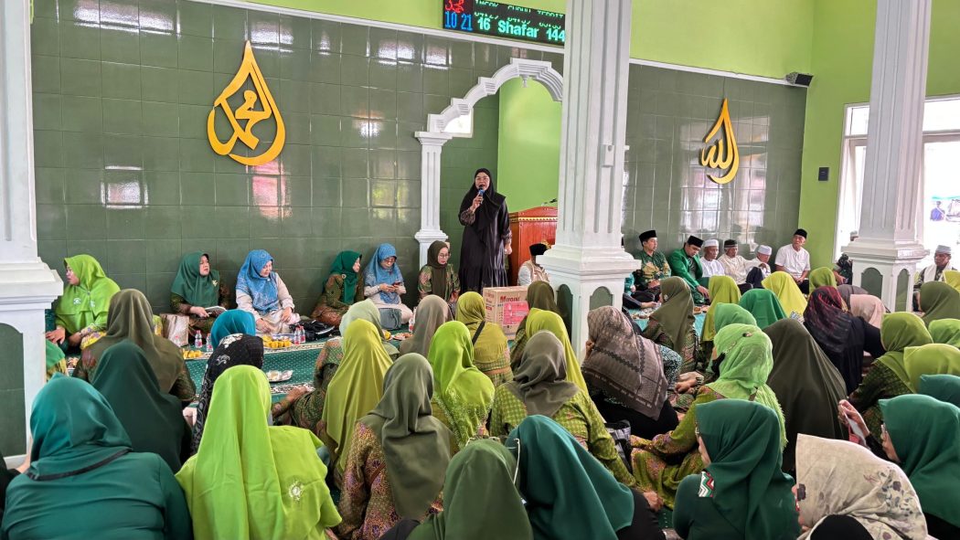 Ika St Rahmatika Hadiri Pengajian Akbar Muslimat NU Garawangi, Lansia Diberi Bantuan