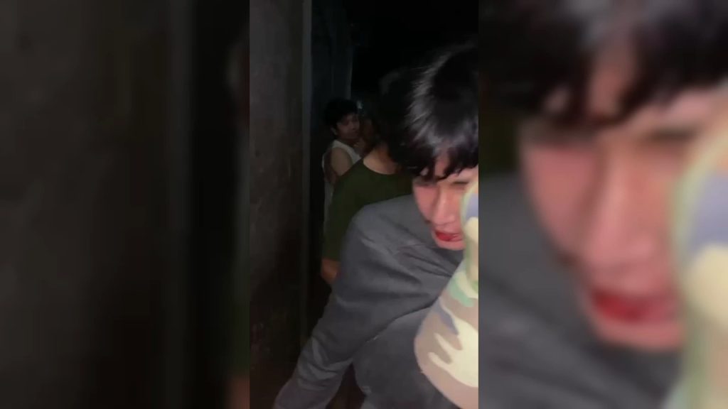 Tangkapan layar video viral saat dua remaja digeruduk warga karena diduga sedang transaksi narkoba di Gang Aki Nurhadi Dua Arcamanik Kota Bandung. Foto: Istimewa.