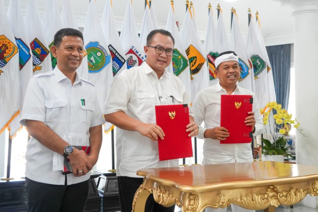 Kepala BRIN Arif Satria dan Gubernur Jawa Barat Dedi Mulyadi saat menunjukan berkas kerjasama yang telah ditandatangani. Foto: Istimewa.