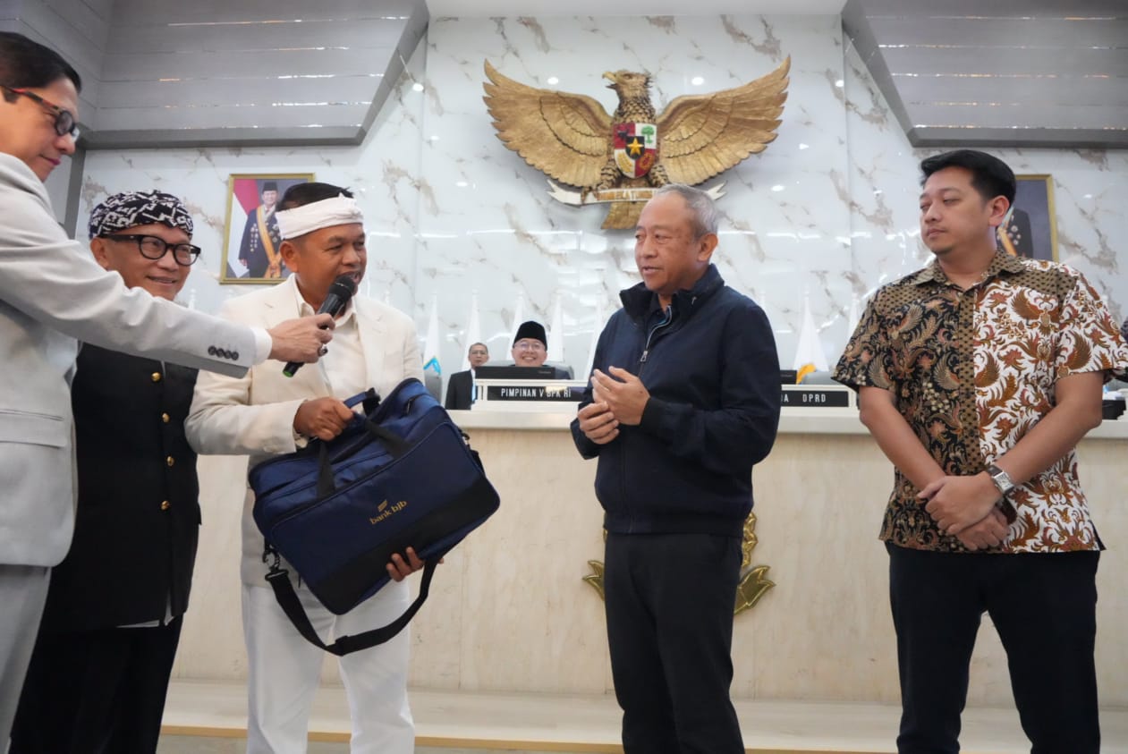 Dedi Mulyadi Serahkan Kadeudeuh Rp1 Miliar untuk Persib Bandung