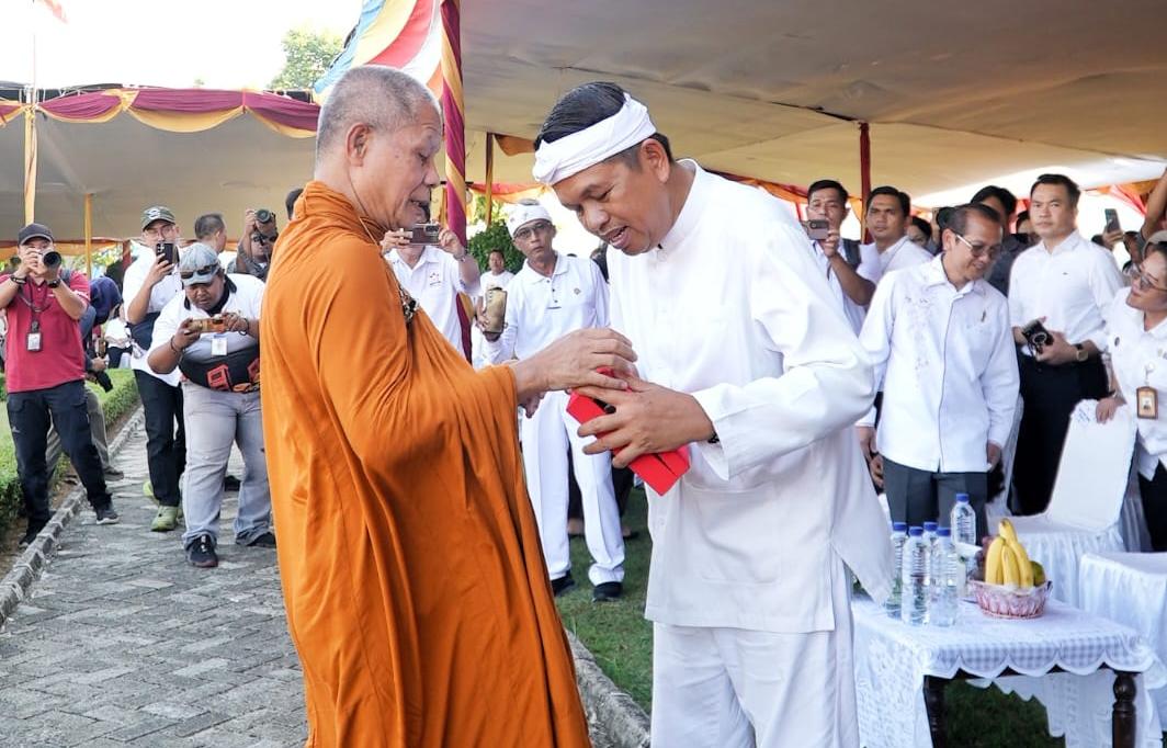 Pesan Cinta Dedi Mulyadi di Upacara Waisak, Ajak Warga Bijak Manfaatkan Hasil Bumi