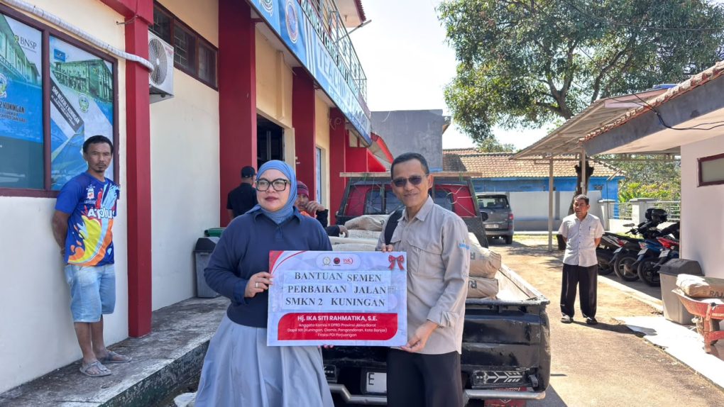 Ika Siti Rahmatika Beri Bantuan Akses Jalan SMKN 2 Kuningan